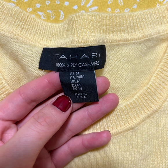 TAHARI 100% 2PLY CASHMERE yellow sweater. Women’s Size M. NEVER WORN. - Picture 3 of 3